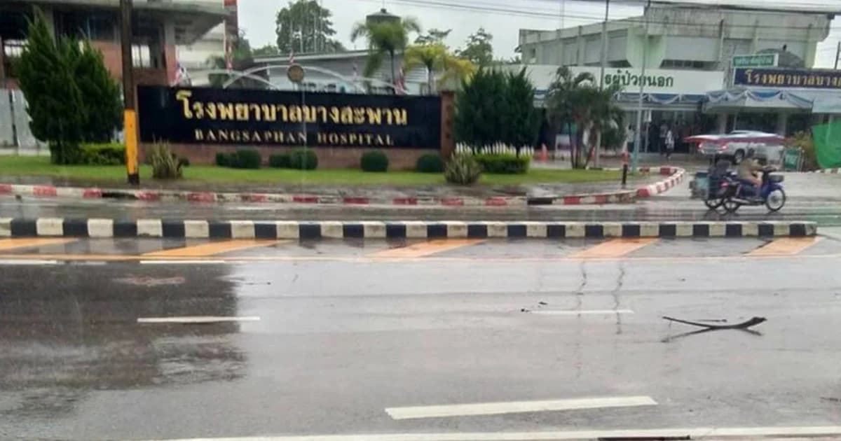 เร่งติดตั้งเครื่องสูบน้ำ รพ.บางสะพาน ขณะที่ระดับน้ำเริ่มลดลงแล้ว