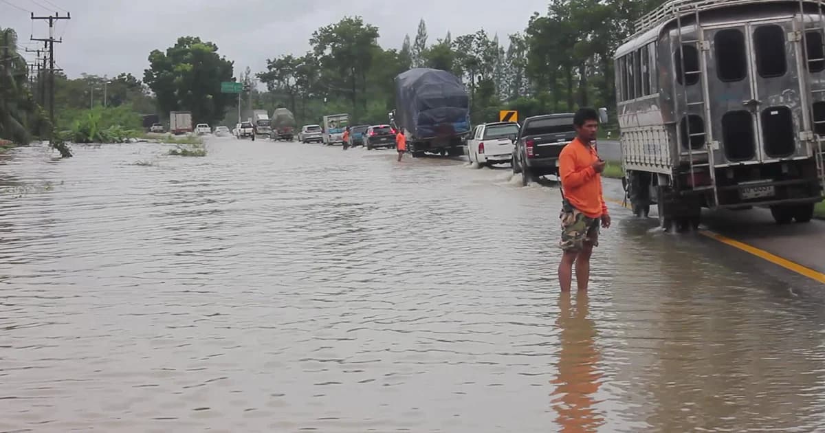 ชุมพรฝนตกหนัก น้ำท่วมถนนสายเอเชีย รถติดยาว 10 กม.-น้ำป่าหลาก 8 อำเภอ
