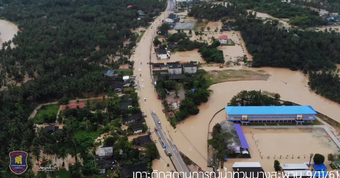 กรมชลฯ เฝ้าระวังน้ำท่วมบางสะพาน 24 ชม. เสริมเครื่องสูบน้ำ-รถแบ็คโฮ รพ.บางสะพาน