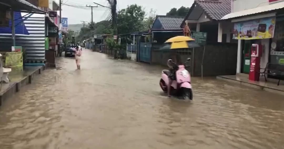 หัวหินวิกฤต ! น้ำทะลักท่วมตัวเมือง จิตอาสาเร่งบรรจุกระสอบทรายแจกชาวบ้าน