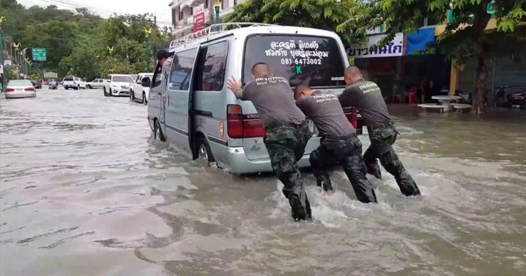 เพชรบุรีอ่วม ! ฝนตกหนักน้ำท่วมขังหลายจุด รถเล็กไม่สามารถสัญจรได้