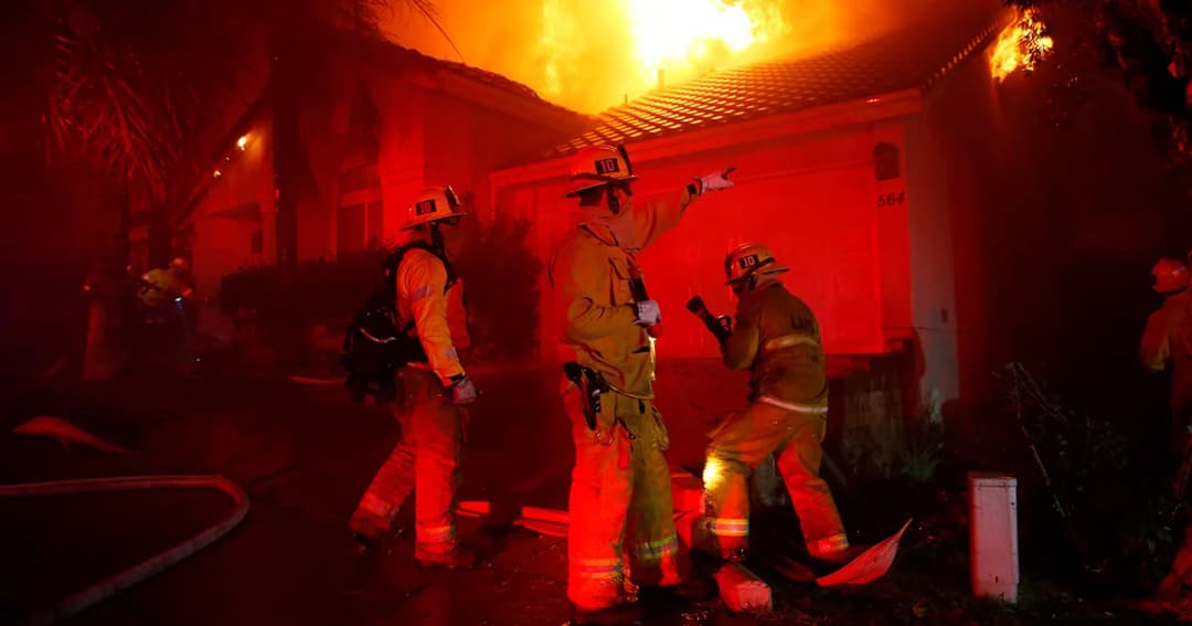 แคลิฟอร์เนียเร่งอพยพคนนับหมื่นออกจากพื้นที่ หลังเผชิญไฟป่าครั้งใหญ่