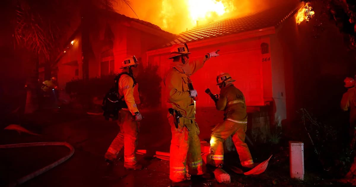 แคลิฟอร์เนียเร่งอพยพคนนับหมื่นออกจากพื้นที่ หลังเผชิญไฟป่าครั้งใหญ่