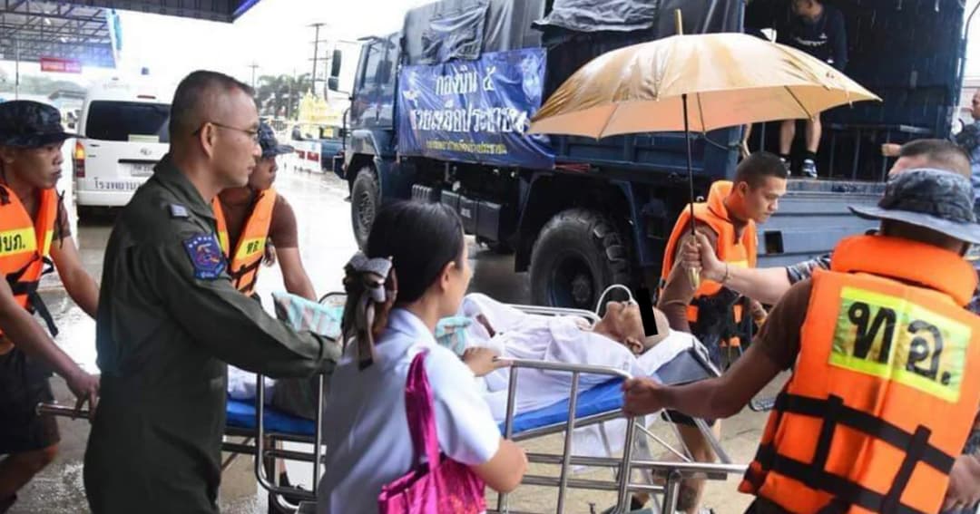 ทอ.เร่งย้ายผู้ป่วยหนี ก่อนน้ำเข้าท่วม “รพ.บางสะพาน” เมื่อช่วงค่ำที่ผ่านมา