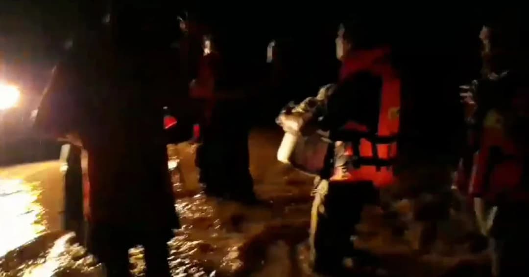 นาทีชีวิต! ทหารอากาศช่วยหญิงท้องแก่-ชาวบ้าน 8 คนถูกน้ำป่าพัดติดเสาไฟรอดตาย