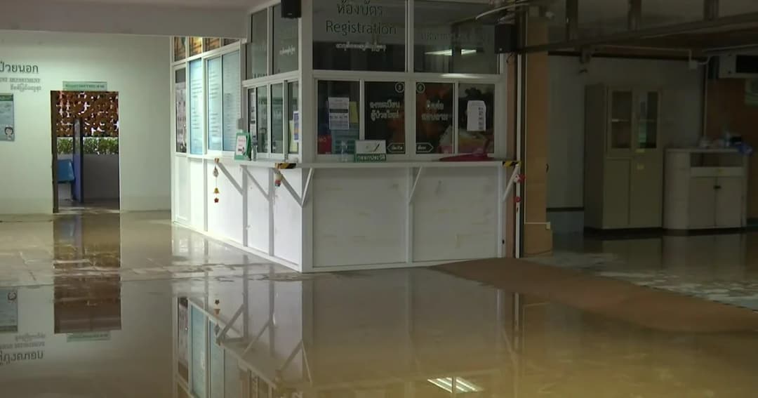 รพ.บางสะพาน น้ำลดเข้าสู่ภาวะปกติ-ถ.เพชรเกษม สัญจรขึ้น-ล่องภาคใต้ได้ปกติแล้ว