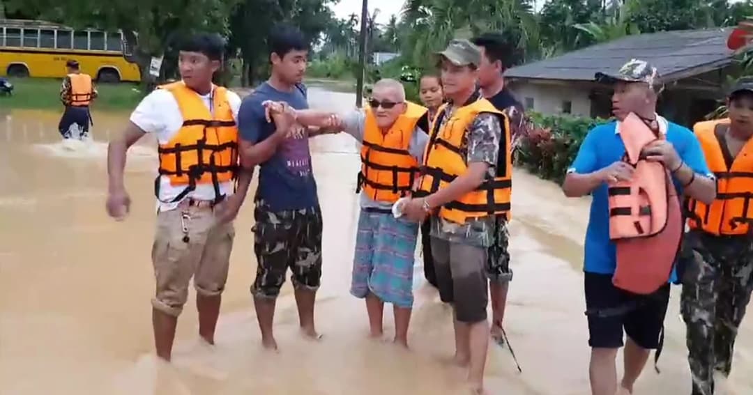 เร่งช่วย ‘ชายตาบอด’ วัย 80 ปี พร้อมหลาน ติดน้ำท่วมชุมพร