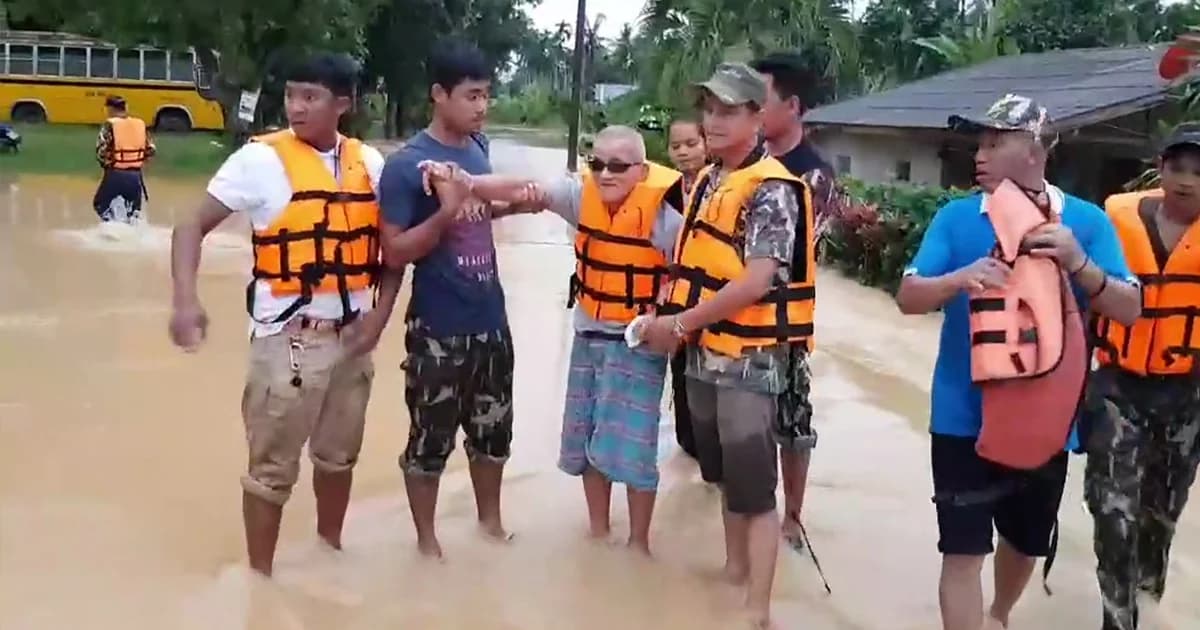 เร่งช่วย ‘ชายตาบอด’ วัย 80 ปี พร้อมหลาน ติดน้ำท่วมชุมพร