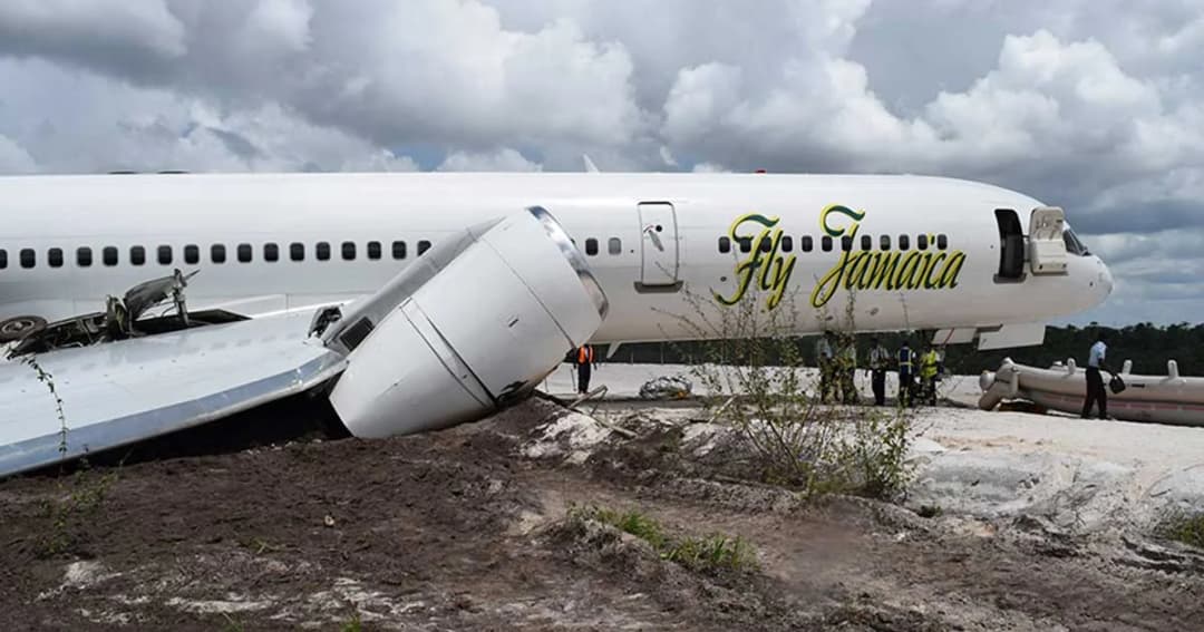 เจ็บ 6 ! เครื่องบินฟลายจาเมกา ลื่นไถลหลุดรันเวย์ขณะลงจอดฉุกเฉิน