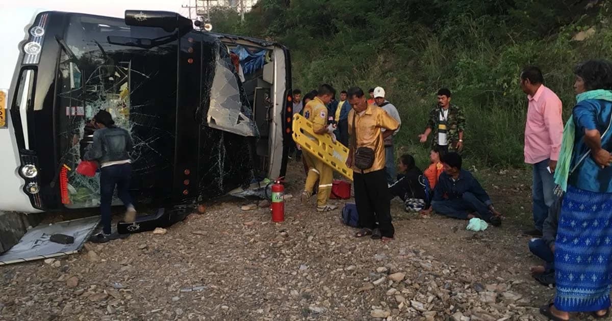 รถทัวร์คณะกฐินจะไปโคราช เบรคแตกตกไหล่ทางขึ้นเนินกลางดงเจ็บอื้อ