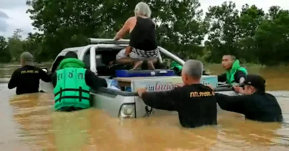 น้ำท่วมฉับพลัน จนท.ช่วยเหลือทัน ก่อนกระบะ คนขับ ถูกกระเเสน้ำซัดตกถนน