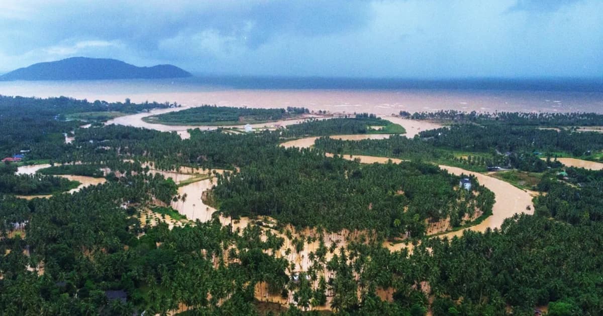 น้ำท่วมใต้เริ่มคลี่คลาย จนท.ระดมกำลังระบายน้ำออกจากพื้นอย่างเร่งด่วน