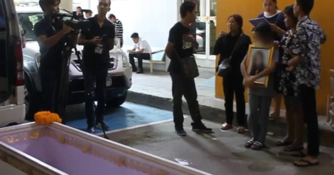 สุดเศร้าลูกสาวรับร่างแม่ถูกสาดน้ำกรด บอกจะเป็นเด็กดี ดูแลคุณยาย