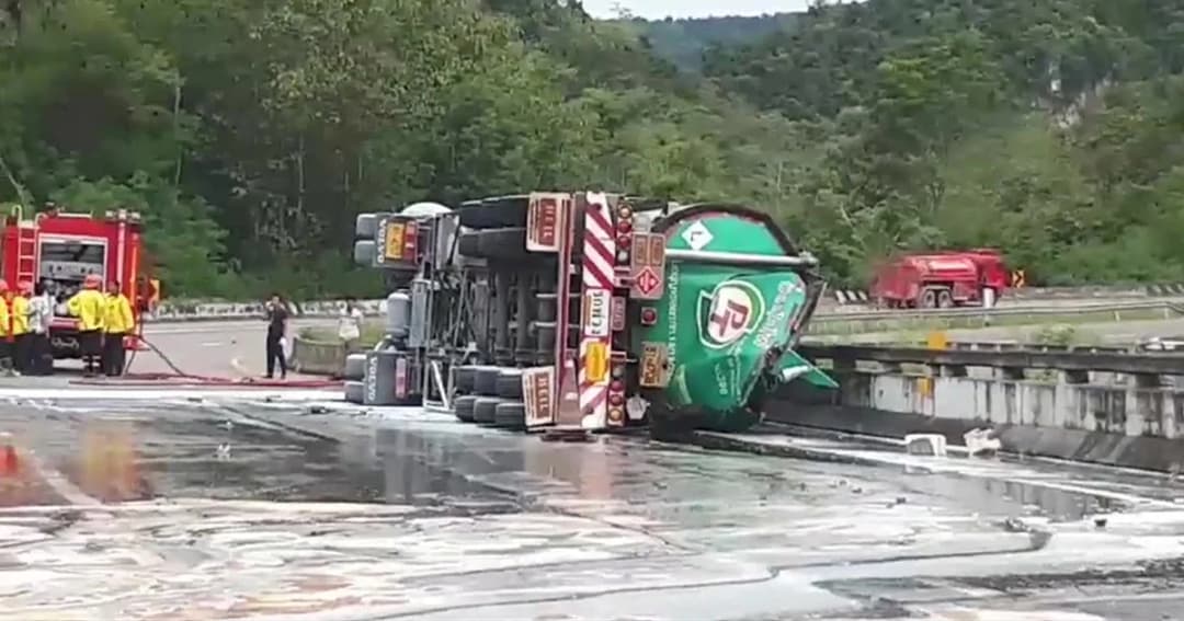 รถบรรทุกน้ำมัน 4 หมื่นลิตรพลิกคว่ำ น้ำมันรั่วเต็มถนน