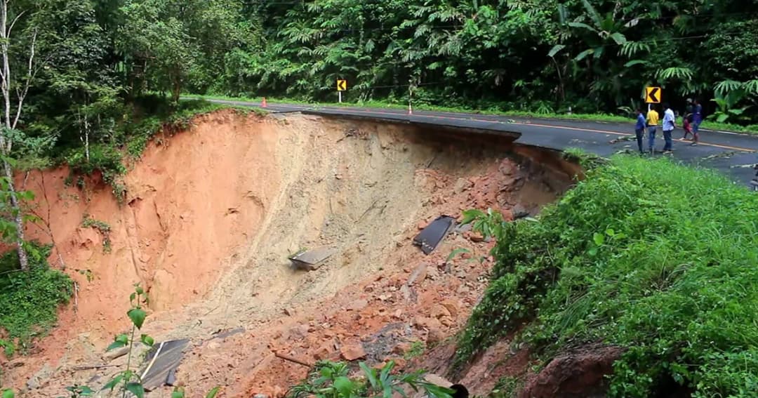 ฝนตกหนัก! “เบตง” ดินสไลด์ถนนสายหลักพังเสียหาย ยาวกว่า 70 เมตร