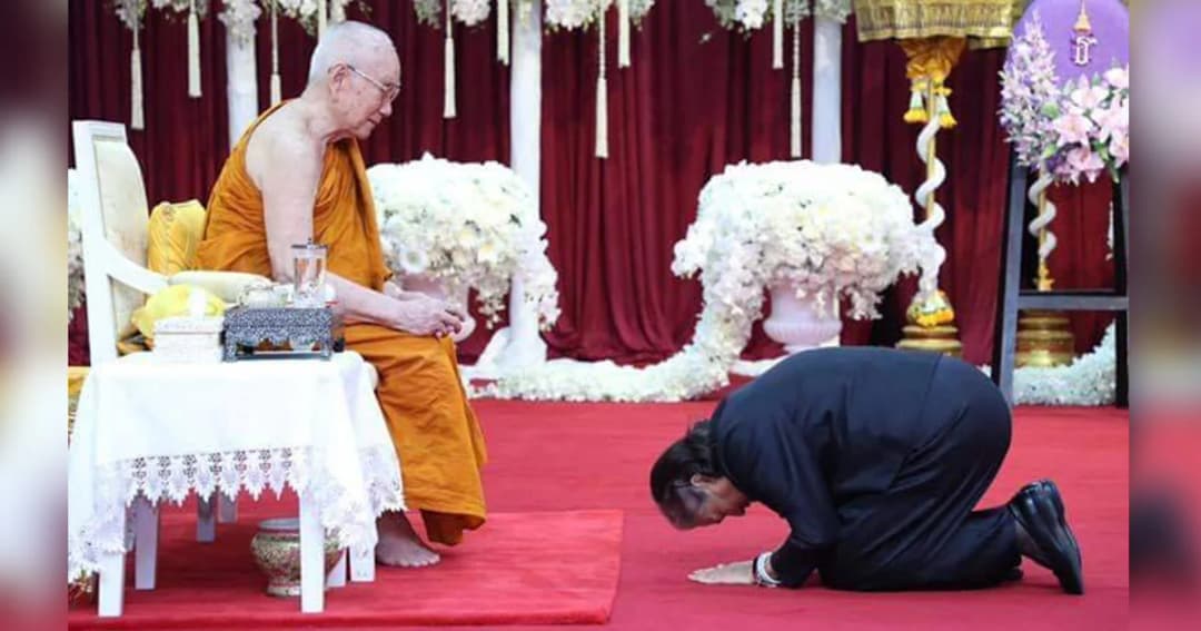 ปีติ “พระเทพ” ทรงกราบ “พระสังฆราช” ในพิธีพระราชทานน้ำหลวงสรงศพ สมเด็จพระมหาวีรวงศ์