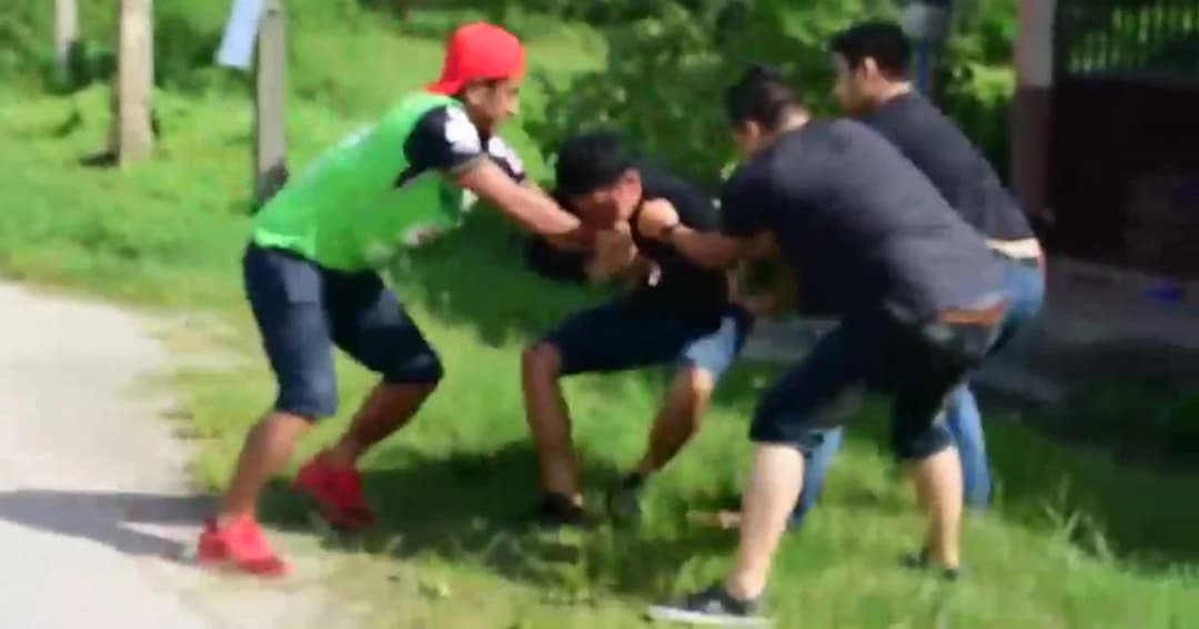 สู้จนถึงที่สุด ! พ่อค้ายาเสพติดฟัดกัดแขน ตร.กลางถนน