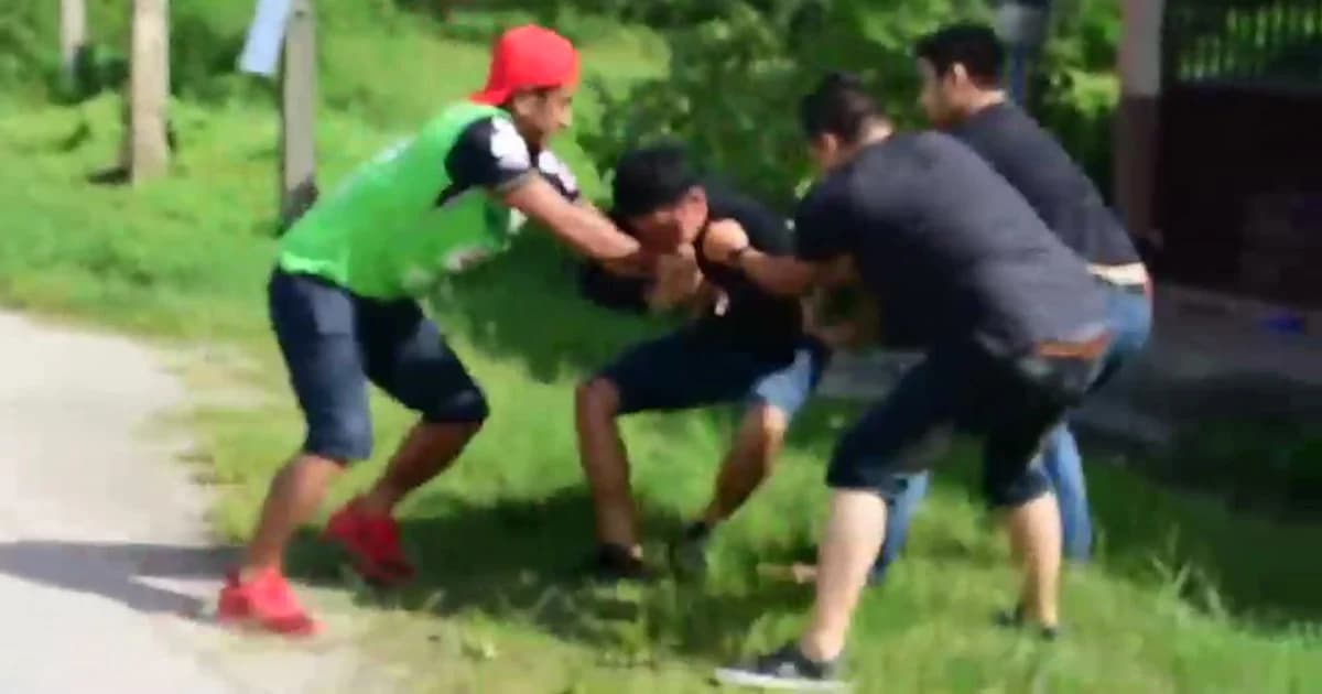 สู้จนถึงที่สุด ! พ่อค้ายาเสพติดฟัดกัดแขน ตร.กลางถนน