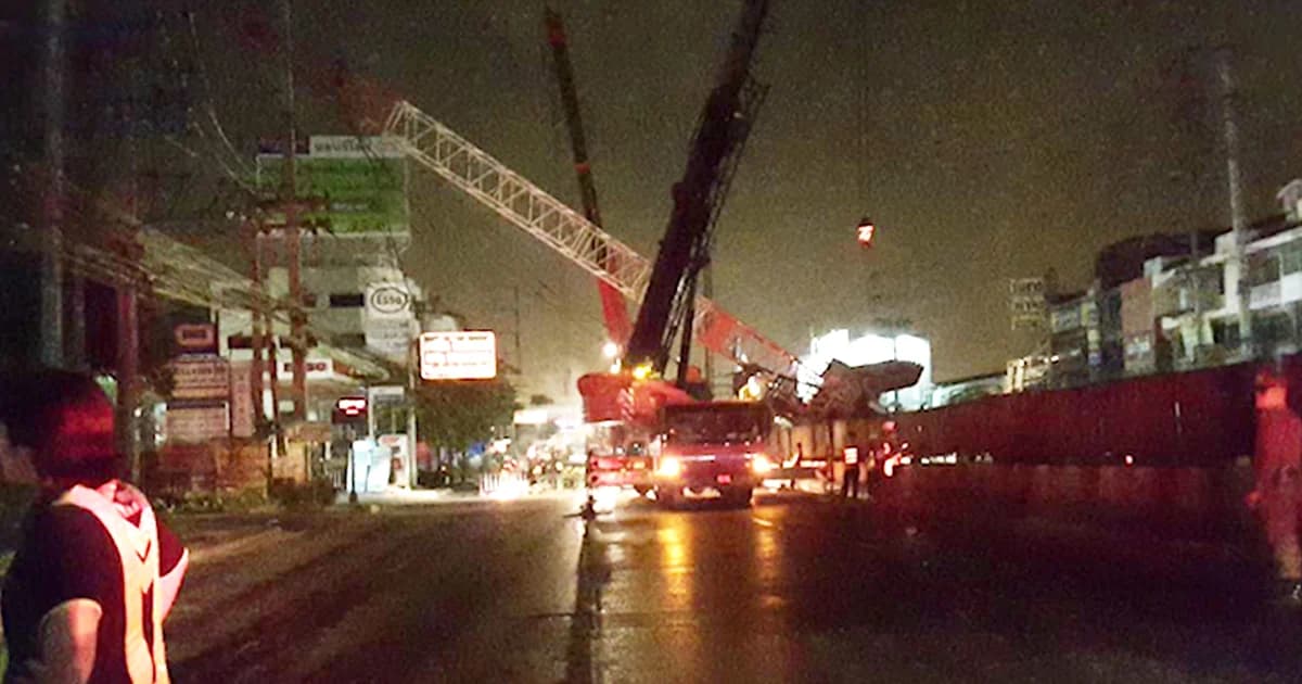 เร่งกู้! เครนเจาะเสาเข็ม ล้มพาดเสาไฟแรงสูง ถ.รามอินทรา กลางดึก