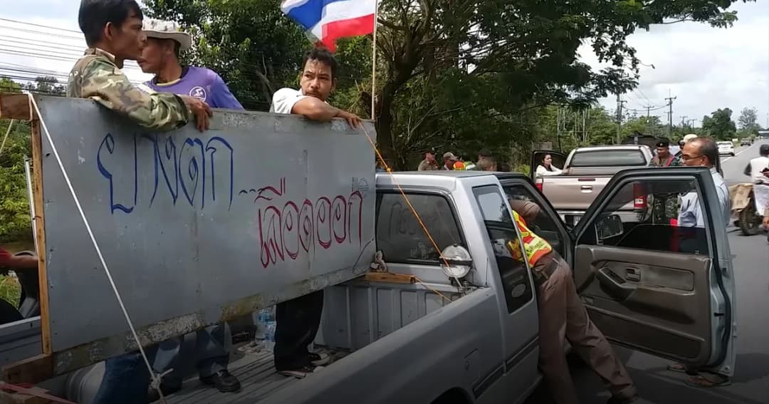 ม็อบยางเคลื่อนขบวนเรียกร้องรัฐบาลช่วย เจ้าหน้าที่ย้ำไม่ทำรุนแรง