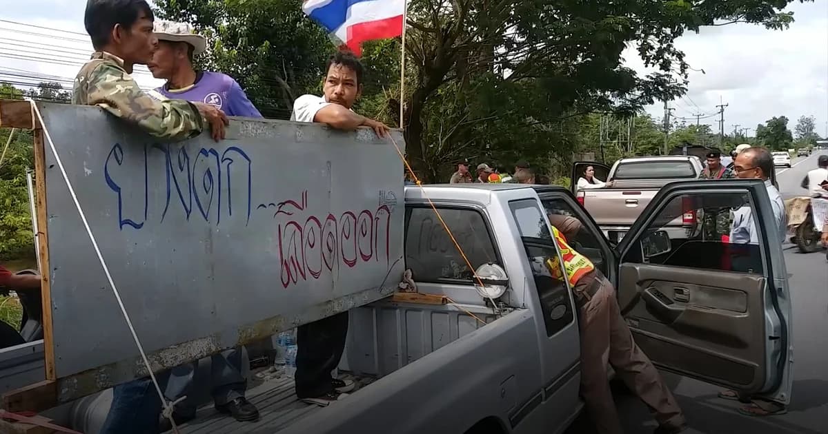 ม็อบยางเคลื่อนขบวนเรียกร้องรัฐบาลช่วย เจ้าหน้าที่ย้ำไม่ทำรุนแรง