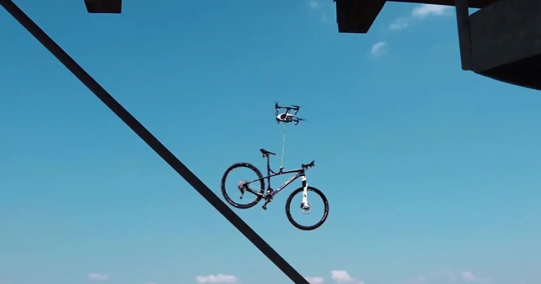 หัวขโมยใช้โดรนขโมยจักรยาน ต่อหน้าเจ้าของ