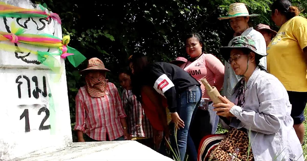 ราชบุรีคึกคัก แห่นำผ้าสีผูกรับขวัญหลักกิโลเมตรให้โชค หลังถูก 2 งวดติด