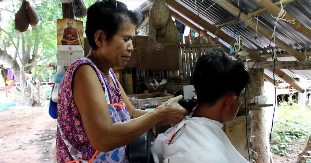 คุณยายช่างระดับตำนาน ตัดผมอย่างเดียวมาทั้งชีวิต