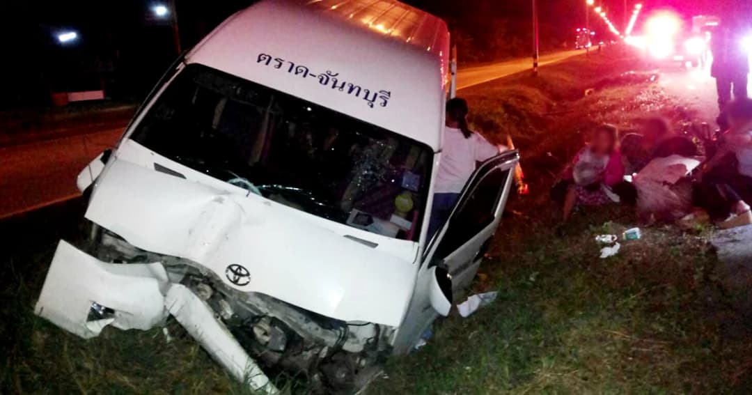 รถตู้ไปทอดกฐินยางระเบิด พุ่งชนเสาไฟ ถ.โคราช เจ็บระนาว 8 ราย