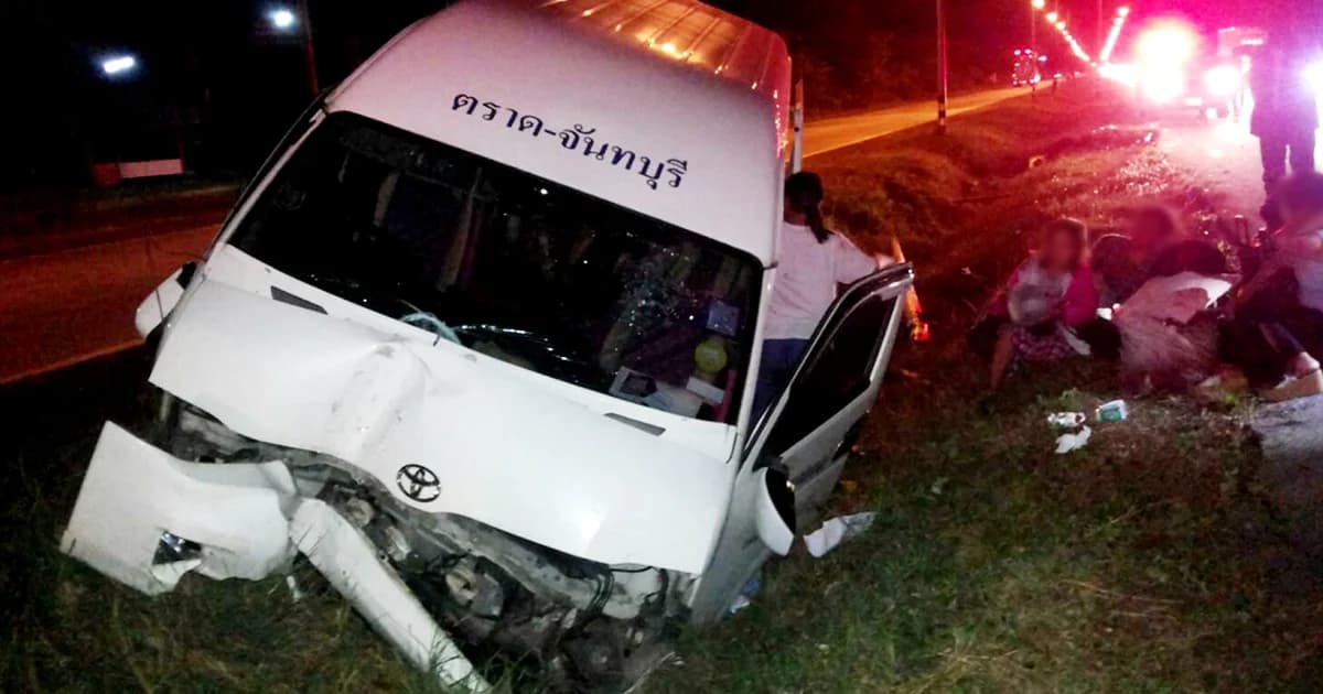 รถตู้ไปทอดกฐินยางระเบิด พุ่งชนเสาไฟ ถ.โคราช เจ็บระนาว 8 ราย