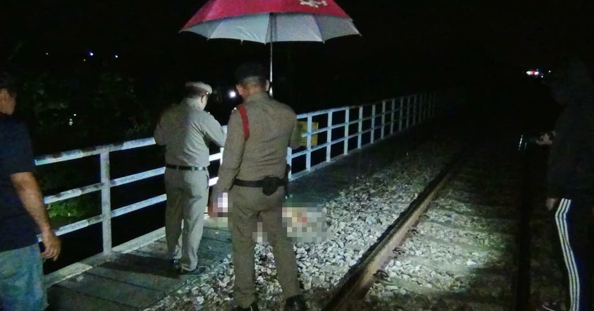 ม้าเหล็กขบวนสินค้า ขยี้หนุ่มใหญ่เดินริมทางรถไฟดับ คาดเมาสุรา