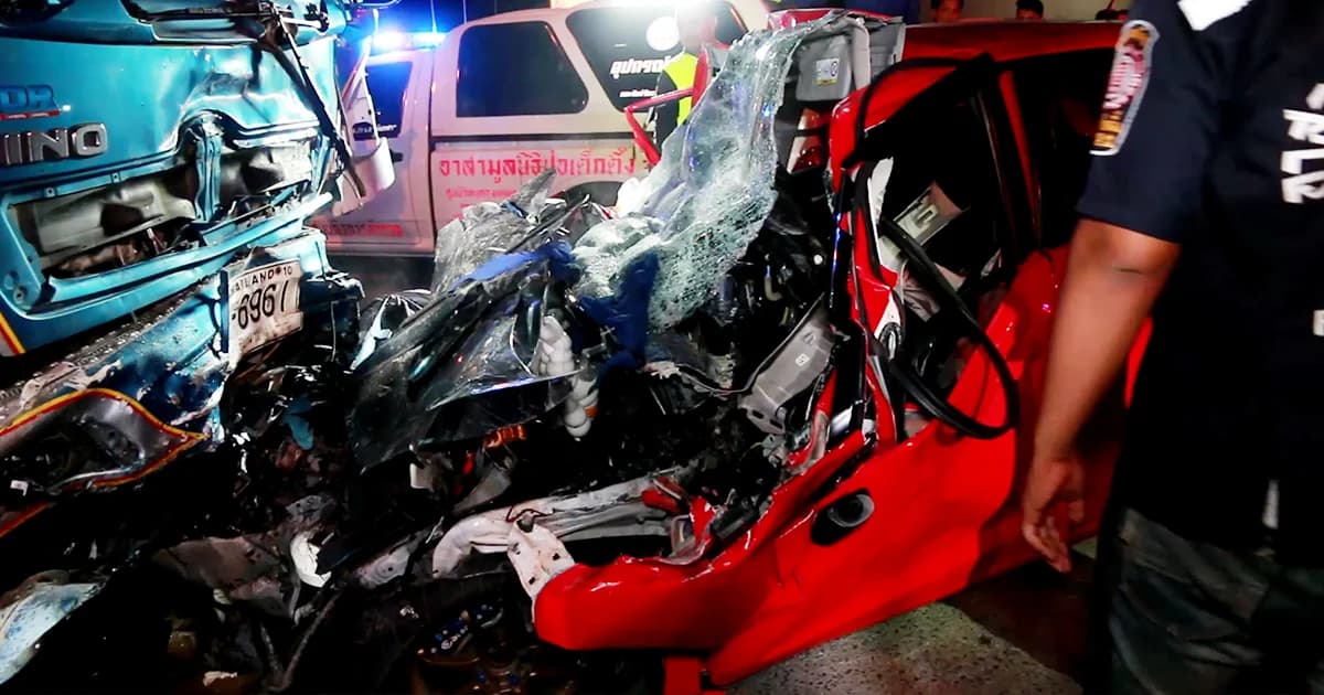 สลด! รถพ่วง 18 ล้อ หลงเลนถนน พุ่งชนประสานงารถเก๋ง ดับคาที่ 2 ราย