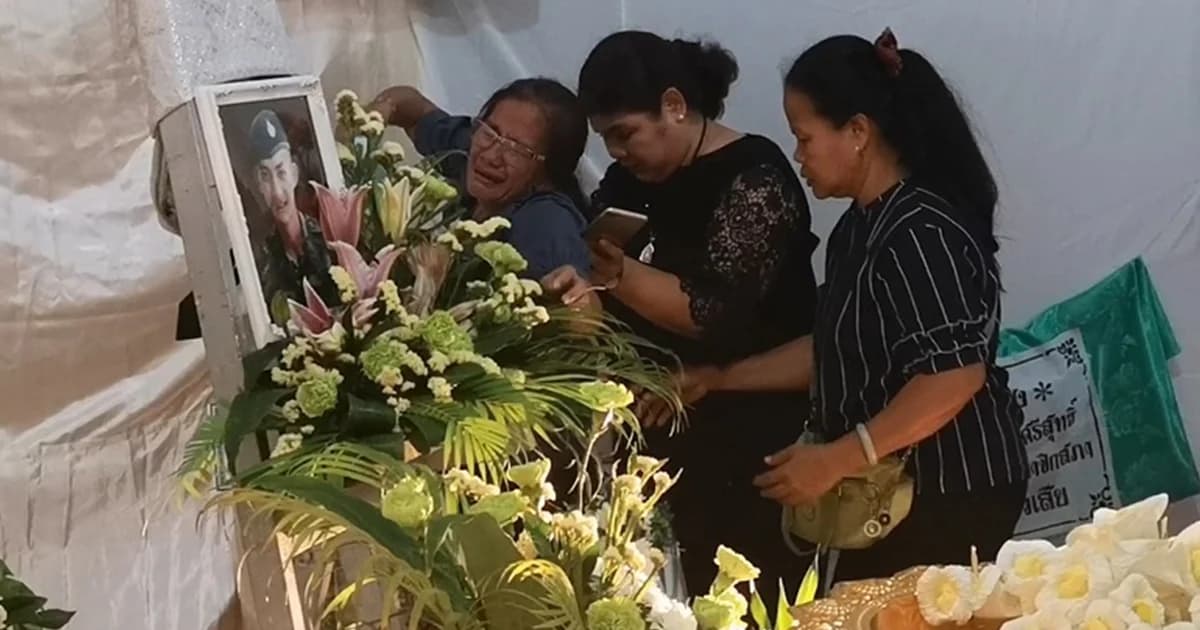 แม่ร้องไห้จนเป็นลมงานศพลูก ญาติวอน ตร.จับมือปืนอย่าเงียบหาย