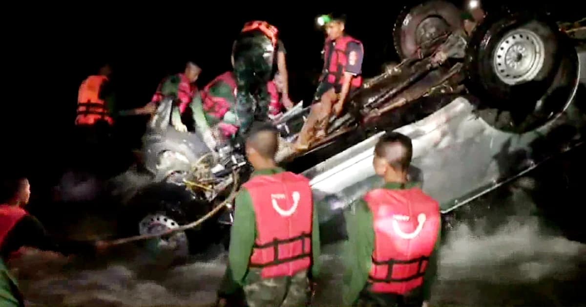 ยังไม่พบ! พ่อเฒ่าเมืองคอน ถูกน้ำป่าซัดกระบะจมหาย ระดม จนท.ค้นหาต่อเช้านี้