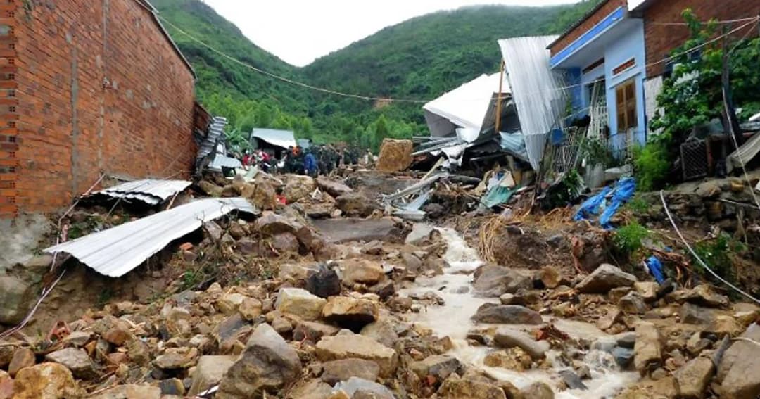 เวียดนามอ่วม! น้ำท่วม-ดินถล่ม สังเวยแล้วอย่างน้อย 12 ศพ