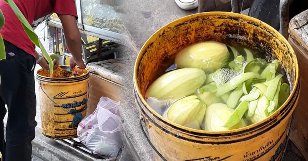 แทบช็อก ! สาวแชร์ภาพพ่อค้าผลไม้รถเข็น แช่มะม่วงในถังสุดสกปรก