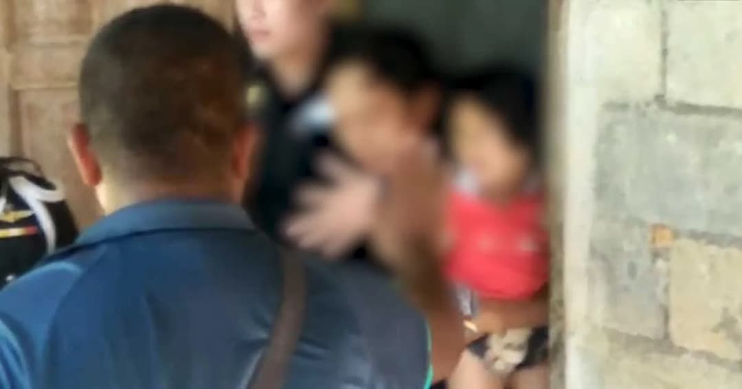 ผัวคลั่ง ! บีบคอเมียดับคาบ้าน จับ 2 ลูกน้อยเป็นตัวประกัน