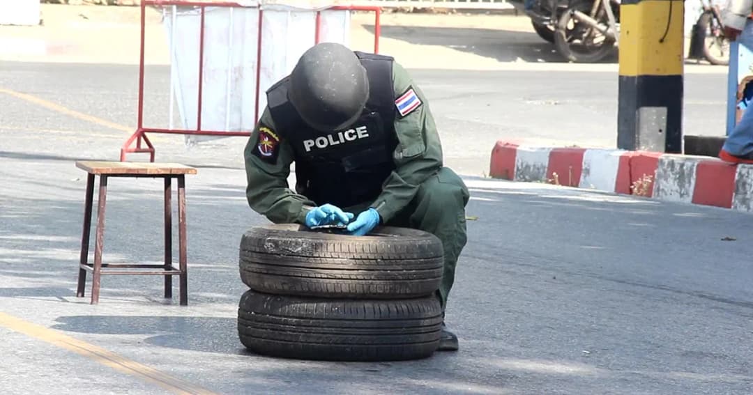 แตกตื่น! นึกว่าระเบิดตกกลางถนน ที่แท้เป็นไฟแช็ค