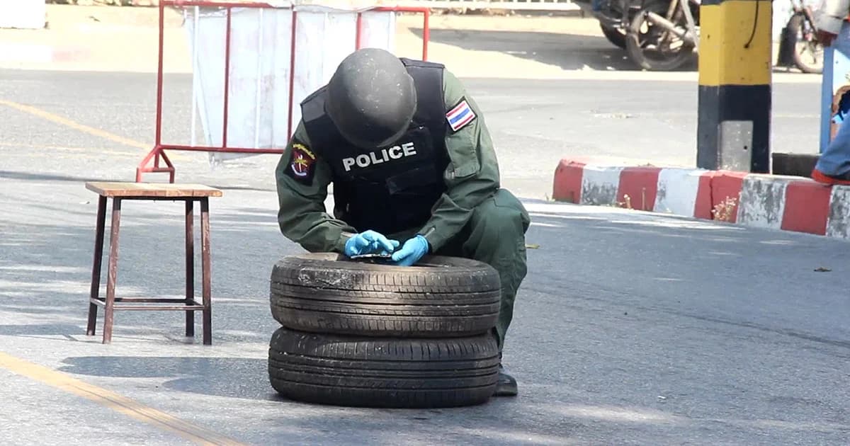 แตกตื่น! นึกว่าระเบิดตกกลางถนน ที่แท้เป็นไฟแช็ค