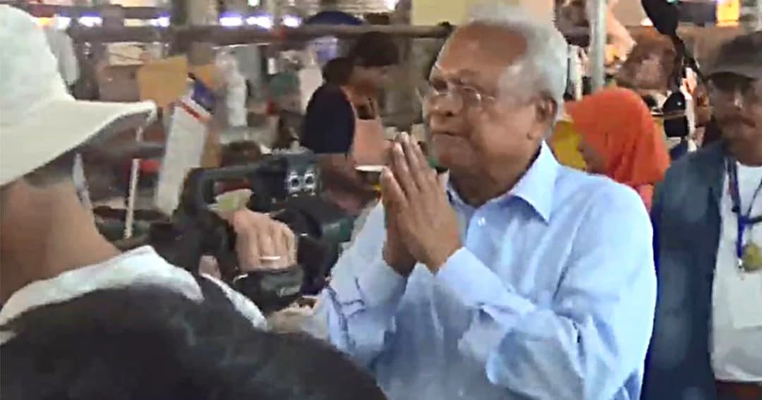 สุเทพ เดินคารวะแผ่นดิน ที่กระบี่ ปะทะคารมกับผู้ต่อต้าน เเต่ไม่มีเหตุรุนเเรง