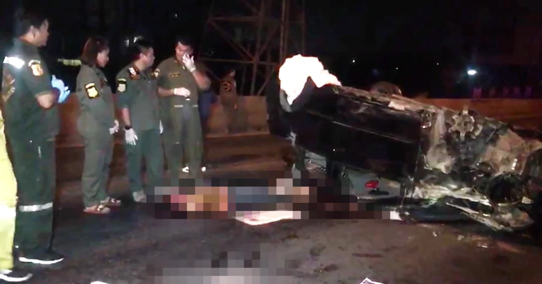 นักศึกษาหนุ่ม-แฟนสาว ซิ่งเก๋งเสียหลักพลิกคว่ำ ร่างกระเด็นดับ 1 เจ็บ 1