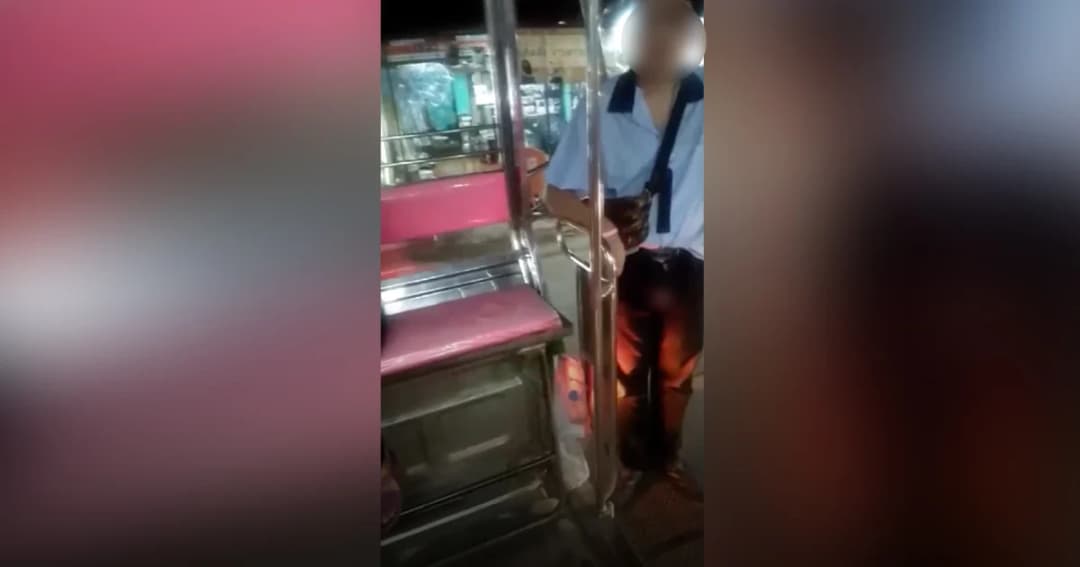 หนุ่มเปิดของลับโชว์สาว ท้ายรถสองแถวนครปฐม