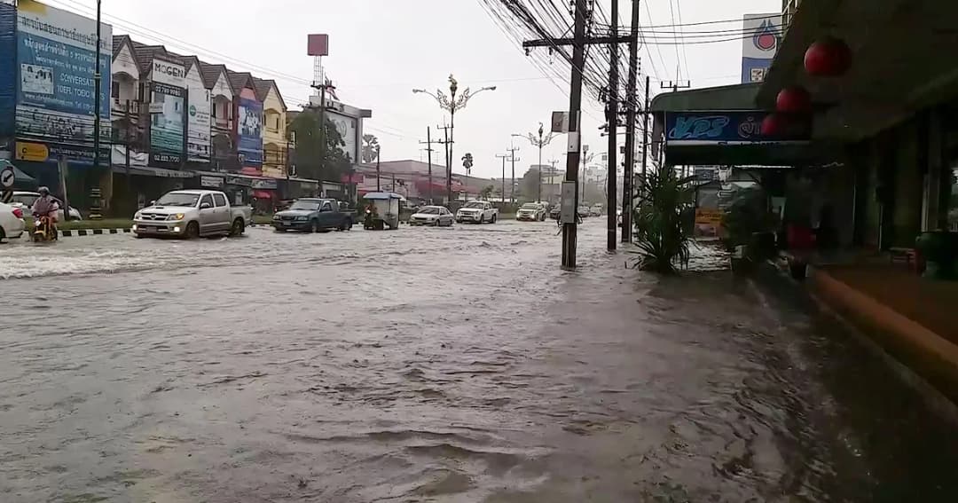 ฝนถล่มนครศรีธรรมราช จากอิทธิพล ‘โทราจี’ น้ำท่วมรอระบายทั้งเมือง