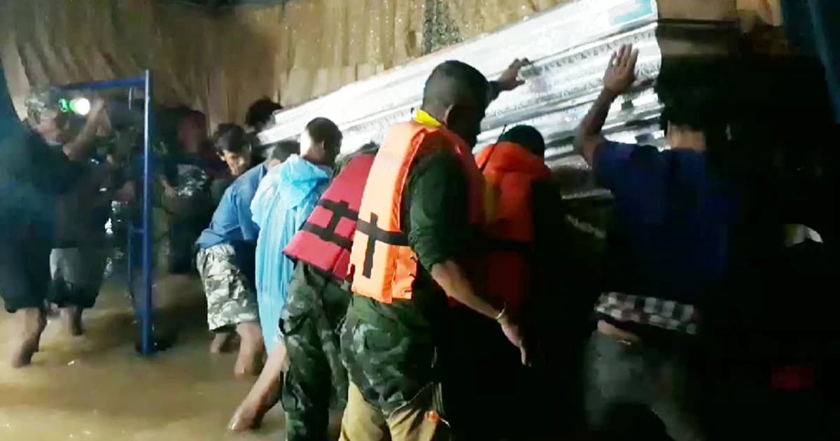 ทุลักทุเล! ทหารรบพิเศษสิชล เร่งขนย้ายโลงศพ หนีน้ำป่าไหลหลาก