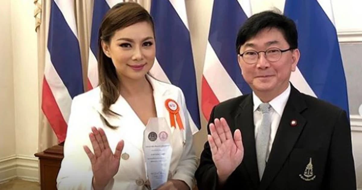 บุ๋ม ปนัดดา ปลื้ม รับโล่เกียรติคุณจากนายกฯ