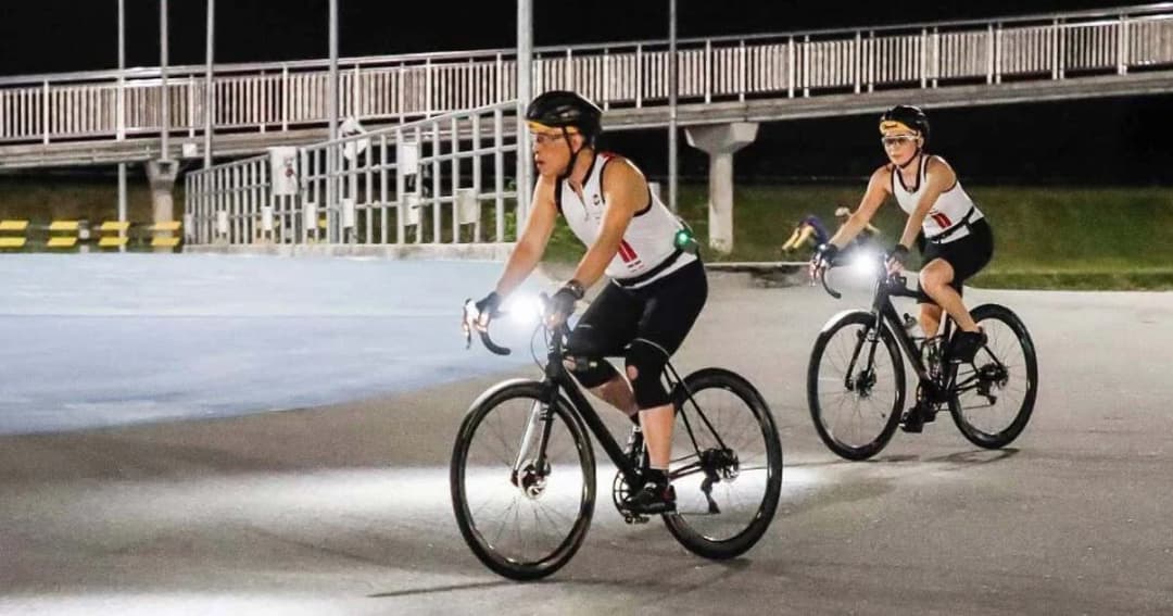 สมเด็จพระเจ้าอยู่หัว ทรงจักรยานเปิดสนามลู่ปั่นจักรยานเจริญสุขมงคลจิต