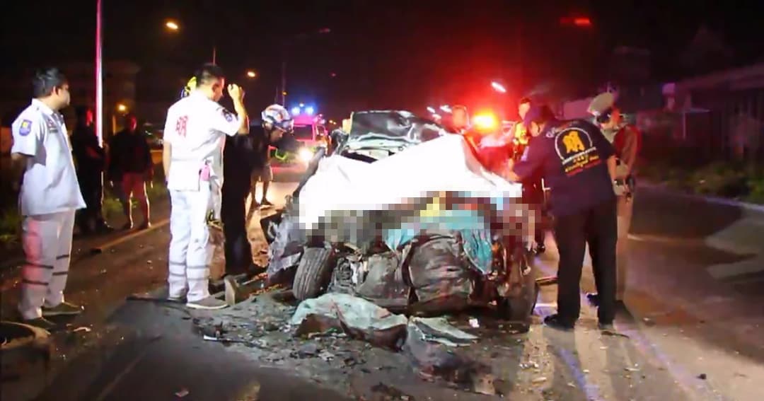 ชนสยอง! เก๋งพุ่งเสยท้ายสิบล้อขนแป้งมันอย่างจัง ดับคาซาก 4 ศพ