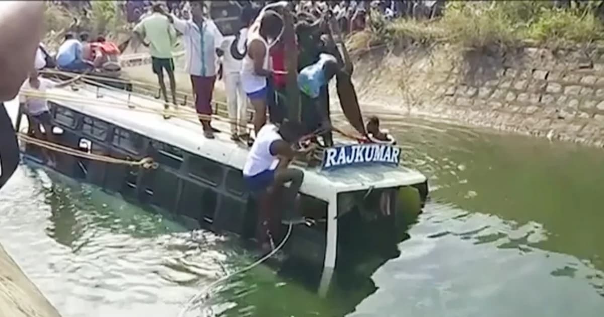 รถบัสรับส่ง นร.อินเดีย ซิ่งเสียหลักตกคลอง จมน้ำดับอย่างน้อย 28 ราย