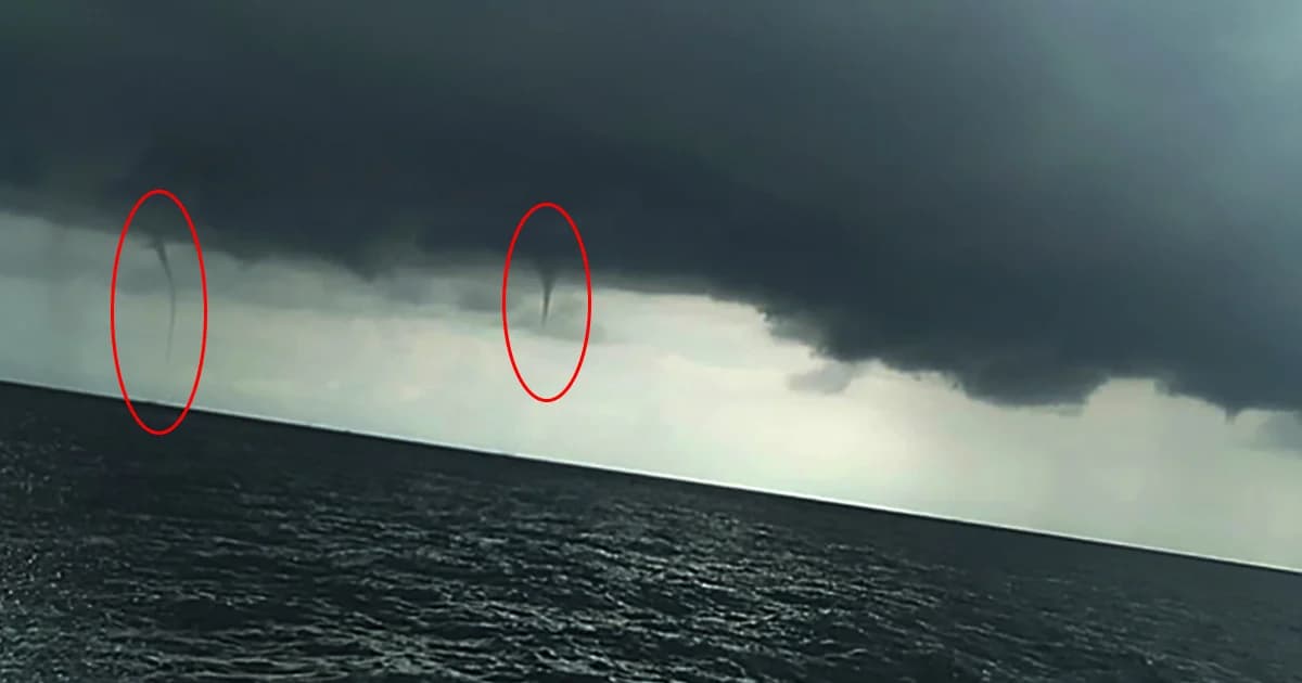 นทท.ฮือฮา! พบพายุงวงช้าง 2 ลูก กลางทะเลสตูล ขณะนั่งสปีดโบ๊ท