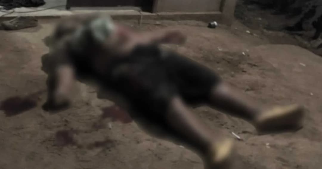 พูดจาไม่เข้าหูในวงเหล้า คว้ามีดแทงตัดขั้วหัวใจเพื่อน ก่อนหลบหนี